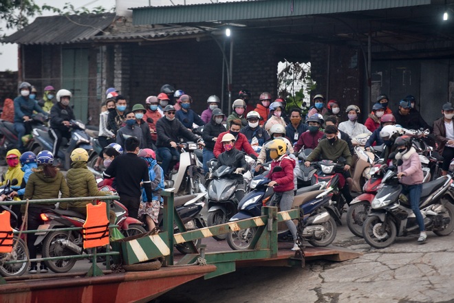 Hải Dương: Dẹp yên bến phà này, lại ùn ùn chen chúc tại bến khác - 1 Hải Dương: Dẹp yên bến phà này, lại ùn ùn chen chúc tại bến khác - 1