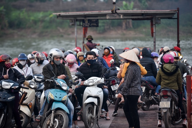 Hải Dương: Dẹp yên bến phà này, lại ùn ùn chen chúc tại bến khác - 11 Hải Dương: Dẹp yên bến phà này, lại ùn ùn chen chúc tại bến khác - 11