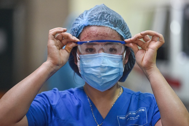 Chuyện chưa kể trên chuyến xe không được bật điều hòa đi bắt Covid - 19 Chuyện chưa kể trên chuyến xe không được bật điều hòa đi bắt Covid - 19