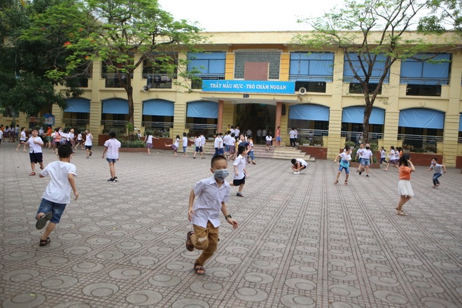 Học sinh mầm non, tiểu học nô nức tới trường sau 3 tháng nghỉ phòng dịch - 17 Học sinh mầm non, tiểu học nô nức tới trường sau 3 tháng nghỉ phòng dịch - 17