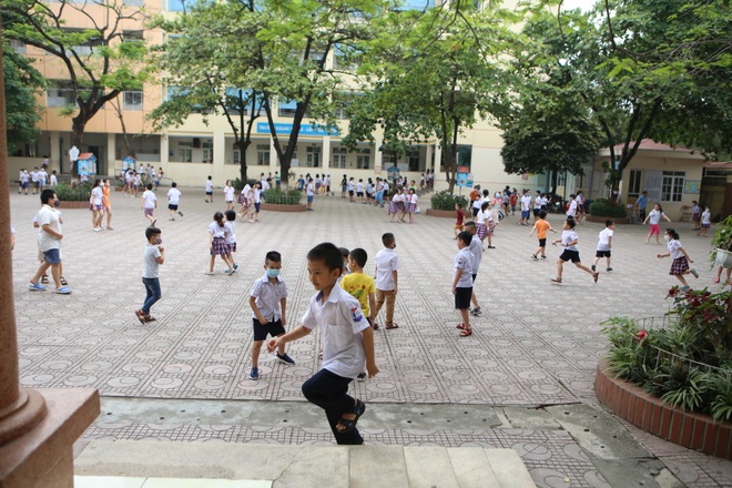 Học sinh mầm non, tiểu học nô nức tới trường sau 3 tháng nghỉ phòng dịch - 16 Học sinh mầm non, tiểu học nô nức tới trường sau 3 tháng nghỉ phòng dịch - 16