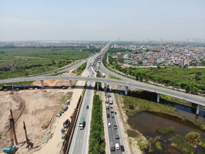 Nhìn từ trên cao dự án đường nối vành đai 3 với cao tốc Hà Nội - Hải Phòng - 4 Nhìn từ trên cao dự án đường nối vành đai 3 với cao tốc Hà Nội - Hải Phòng - 4