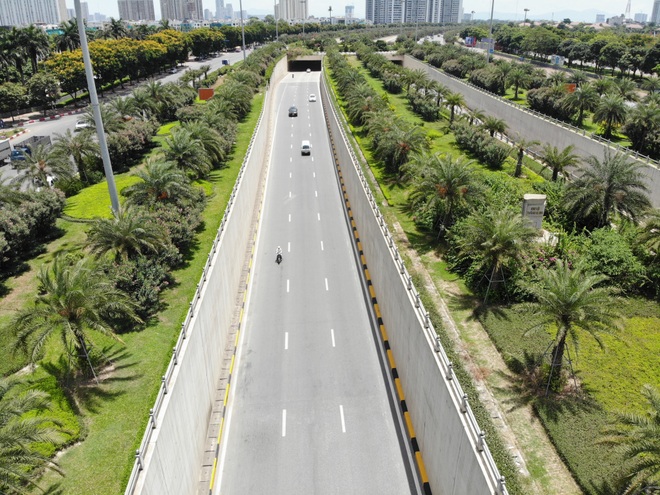 Hà Nội nắng gắt đỉnh điểm, đường phố vắng như Tết - 2