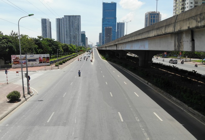 Hà Nội nắng gắt đỉnh điểm, đường phố vắng như Tết - 10