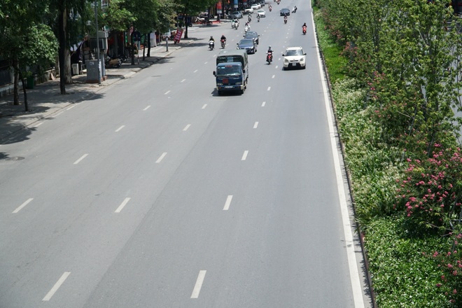 Hà Nội nắng gắt đỉnh điểm, đường phố vắng như Tết - 7