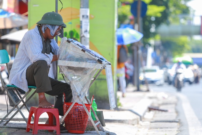 Hà Nội nắng gắt đỉnh điểm, đường phố vắng như Tết - 16