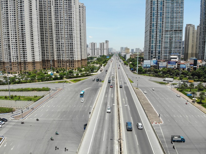 Hà Nội nắng gắt đỉnh điểm, đường phố vắng như Tết - 9