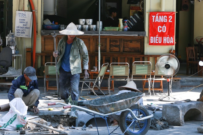 Hà Nội nắng gắt đỉnh điểm, đường phố vắng như Tết - 17