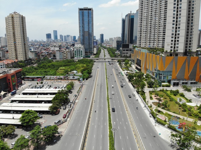 Hà Nội nắng gắt đỉnh điểm, đường phố vắng như Tết - 6