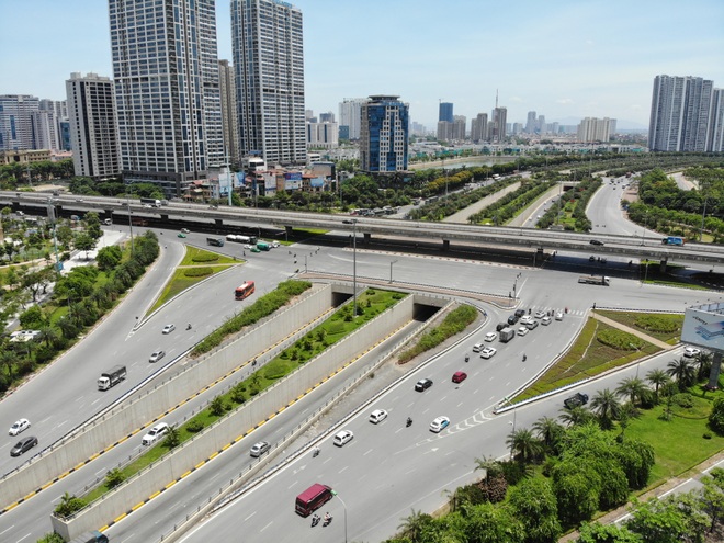 Hà Nội nắng gắt đỉnh điểm, đường phố vắng như Tết - 3