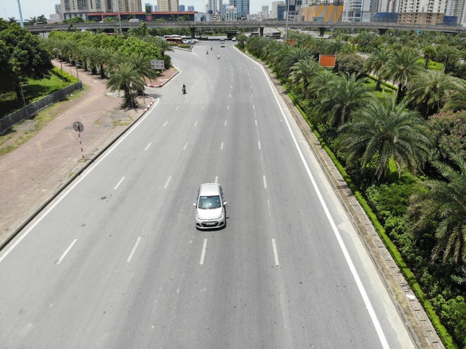 Hà Nội nắng gắt đỉnh điểm, đường phố vắng như Tết - 4