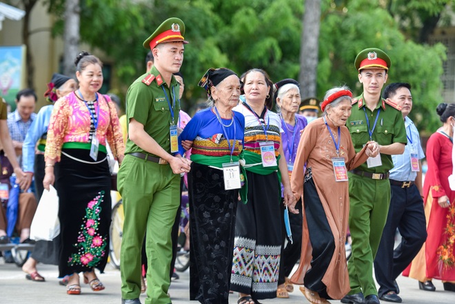 Đoàn 300 mẹ Việt Nam anh hùng xúc động vào Lăng viếng Bác - 5