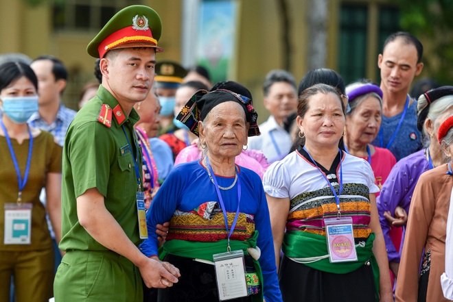 Đoàn 300 mẹ Việt Nam anh hùng xúc động vào Lăng viếng Bác - 8