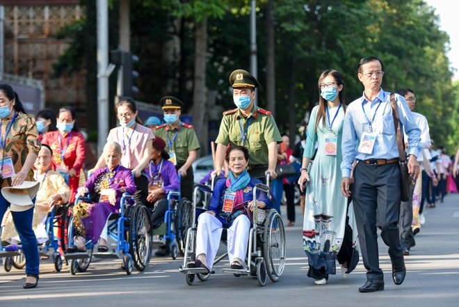 Đoàn 300 mẹ Việt Nam anh hùng xúc động vào Lăng viếng Bác - 11