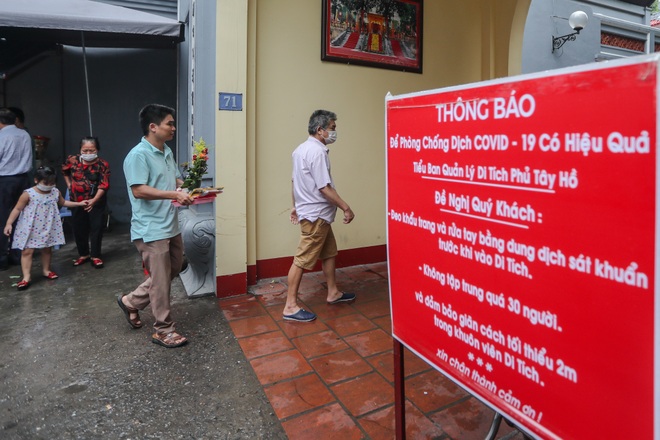 Phủ Tây Hồ lác đác người đến lễ rằm vì Covid-19 - 2 Phủ Tây Hồ lác đác người đến lễ rằm vì Covid-19 - 2