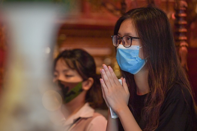 Hàng nghìn sĩ tử đổ về Văn Miếu, viết chữ lên bảng vàng cầu may - 10 Hàng nghìn sĩ tử đổ về Văn Miếu, viết chữ lên bảng vàng cầu may - 10