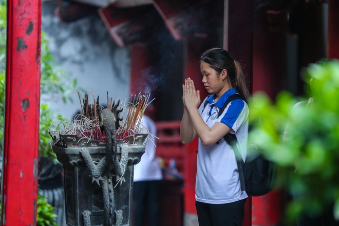 Hàng nghìn sĩ tử đổ về Văn Miếu, viết chữ lên bảng vàng cầu may - 6 Hàng nghìn sĩ tử đổ về Văn Miếu, viết chữ lên bảng vàng cầu may - 6