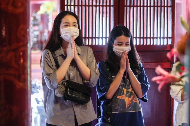 Hàng nghìn sĩ tử đổ về Văn Miếu, viết chữ lên bảng vàng cầu may - 9 Hàng nghìn sĩ tử đổ về Văn Miếu, viết chữ lên bảng vàng cầu may - 9