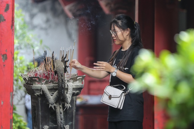 Hàng nghìn sĩ tử đổ về Văn Miếu, viết chữ lên bảng vàng cầu may - 5 Hàng nghìn sĩ tử đổ về Văn Miếu, viết chữ lên bảng vàng cầu may - 5