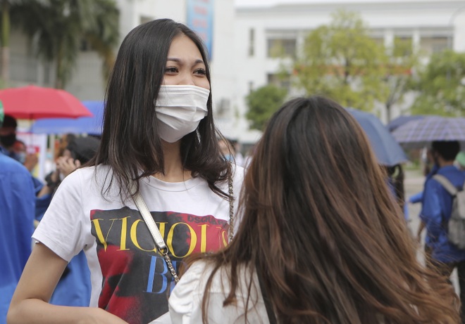 Ngắm nữ sinh duyên dáng trong mùa thi tốt nghiệp THPT 2020 - 18 Ngắm nữ sinh duyên dáng trong mùa thi tốt nghiệp THPT 2020 - 18