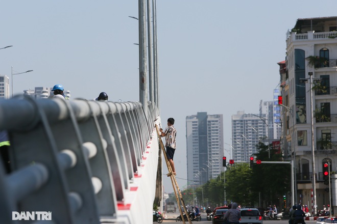 Diện mạo cây cầu vượt quy mô lớn nhất Hà Nội sẽ khánh thành vào ngày 28/8 - 10