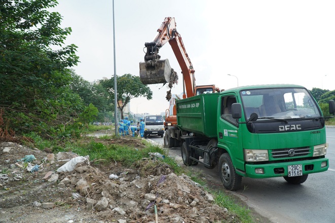 Dọn gần 200 tấn rác thải dọc đại lộ Thăng Long sau phản ánh của báo Dân trí - 14 Dọn gần 200 tấn rác thải dọc đại lộ Thăng Long sau phản ánh của báo Dân trí - 14