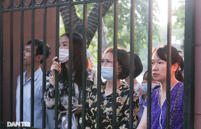 Không vào trường, phụ huynh vẫn tươi cười, dõi theo con dự lễ khai giảng - 3 Không vào trường, phụ huynh vẫn tươi cười, dõi theo con dự lễ khai giảng - 3