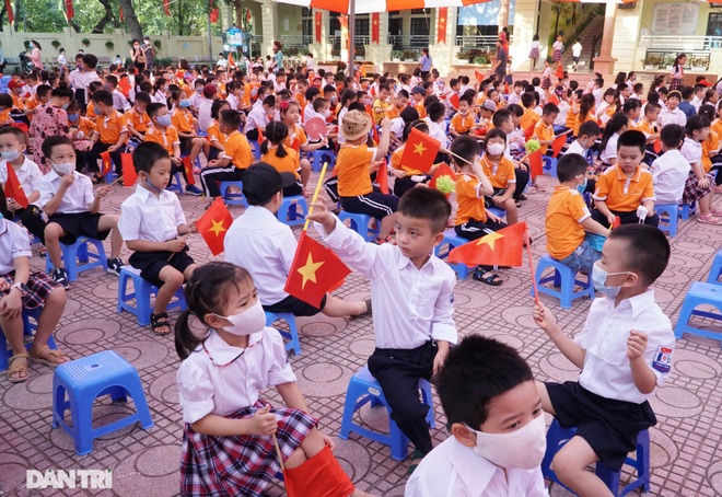 Không vào trường, phụ huynh vẫn tươi cười, dõi theo con dự lễ khai giảng - 14 Không vào trường, phụ huynh vẫn tươi cười, dõi theo con dự lễ khai giảng - 14