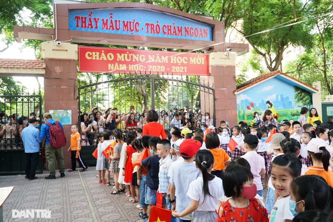 Không vào trường, phụ huynh vẫn tươi cười, dõi theo con dự lễ khai giảng - 16 Không vào trường, phụ huynh vẫn tươi cười, dõi theo con dự lễ khai giảng - 16