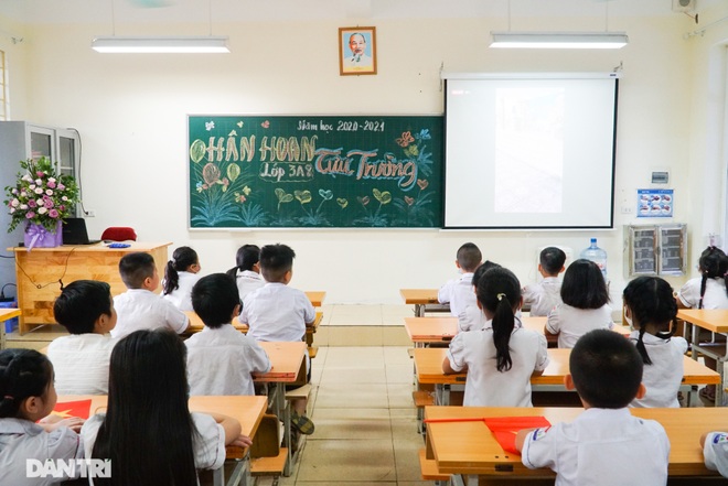 Không vào trường, phụ huynh vẫn tươi cười, dõi theo con dự lễ khai giảng - 10 Không vào trường, phụ huynh vẫn tươi cười, dõi theo con dự lễ khai giảng - 10