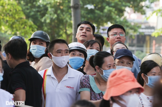 Không vào trường, phụ huynh vẫn tươi cười, dõi theo con dự lễ khai giảng - 4 Không vào trường, phụ huynh vẫn tươi cười, dõi theo con dự lễ khai giảng - 4