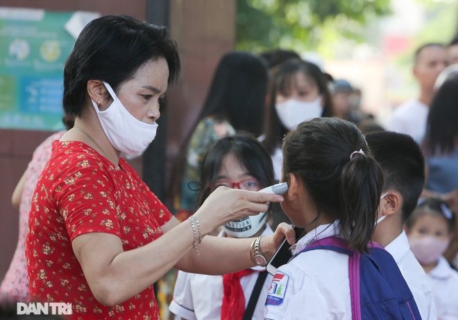Không vào trường, phụ huynh vẫn tươi cười, dõi theo con dự lễ khai giảng - 18 Không vào trường, phụ huynh vẫn tươi cười, dõi theo con dự lễ khai giảng - 18