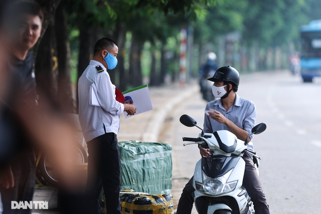 Hanoi: Birds of Prey Cling to Traffic Police and Secret Garage Phone Calls - 13