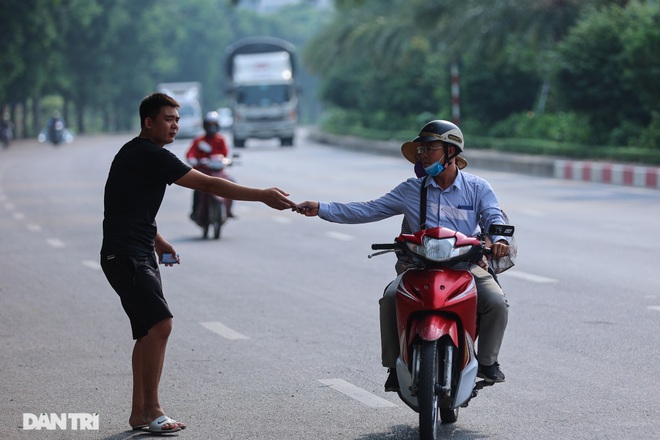 Hanoi: Birds of Prey Cling to Traffic Police and Secret Garage Phone Calls - 12