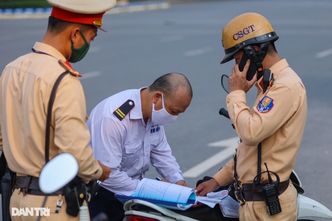 Hanoi: Birds of Prey Cling to Traffic Police and Secret Phone Calls to Garage - 5