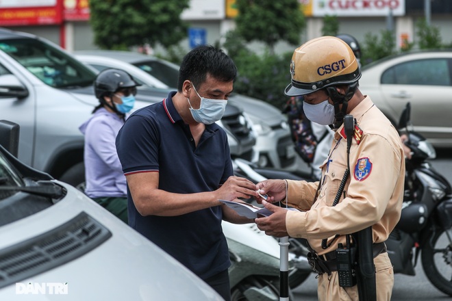 Hanoi: Birds of Prey Cling to Traffic Police and Secret Garage Phone Calls - 4