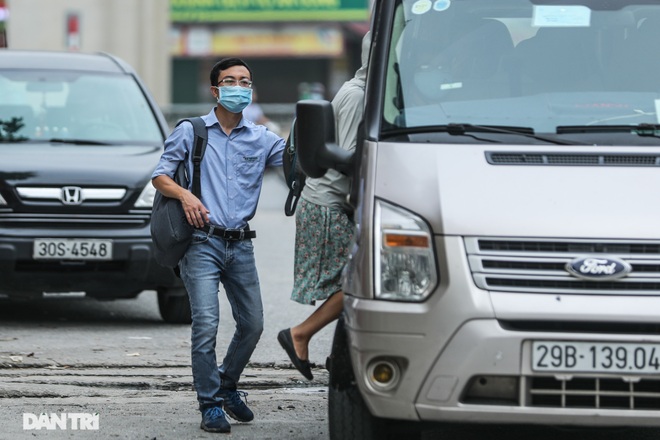 Hanoi: Birds of Prey Cling to Traffic Police and Secret Garage Phone Calls - 2