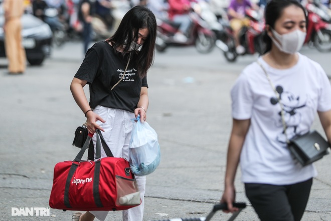 Hanoi: Birds of Prey Cling to Traffic Police and Secret Garage Phone Calls - 9