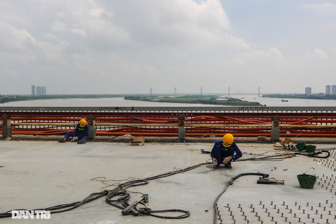 Đổ bê tông siêu tính năng, hàn hàng triệu đinh neo lên mặt cầu Thăng Long - 11 Đổ bê tông siêu tính năng, hàn hàng triệu đinh neo lên mặt cầu Thăng Long - 11