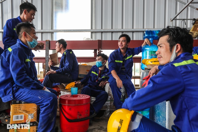 Đổ bê tông siêu tính năng, hàn hàng triệu đinh neo lên mặt cầu Thăng Long - 17 Đổ bê tông siêu tính năng, hàn hàng triệu đinh neo lên mặt cầu Thăng Long - 17