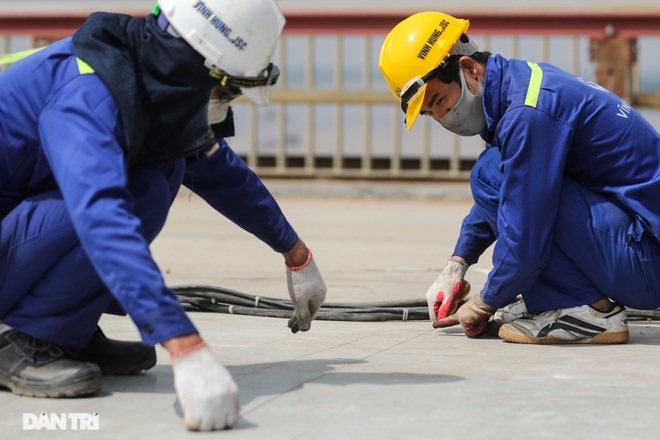 Đổ bê tông siêu tính năng, hàn hàng triệu đinh neo lên mặt cầu Thăng Long - 13 Đổ bê tông siêu tính năng, hàn hàng triệu đinh neo lên mặt cầu Thăng Long - 13