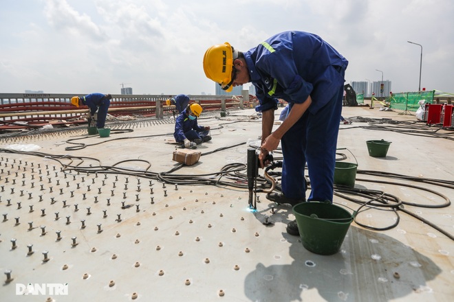 Đổ bê tông siêu tính năng, hàn hàng triệu đinh neo lên mặt cầu Thăng Long - 4 Đổ bê tông siêu tính năng, hàn hàng triệu đinh neo lên mặt cầu Thăng Long - 4