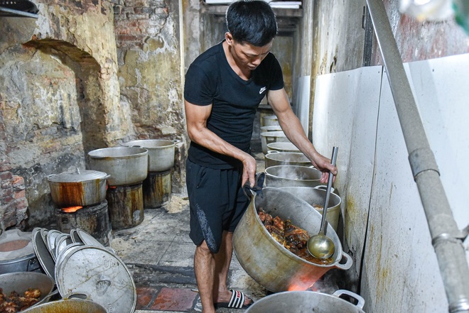 Bí mật quán cá kho phố cổ Hà Nội, bà chủ bán 200kg cá mỗi ngày - 9 Bí mật quán cá kho phố cổ Hà Nội, bà chủ bán 200kg cá mỗi ngày - 9
