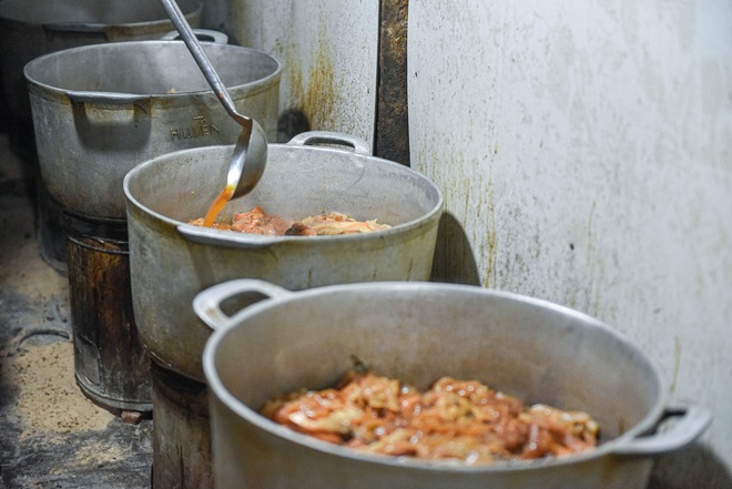 Bí mật quán cá kho phố cổ Hà Nội, bà chủ bán 200kg cá mỗi ngày - 7 Bí mật quán cá kho phố cổ Hà Nội, bà chủ bán 200kg cá mỗi ngày - 7