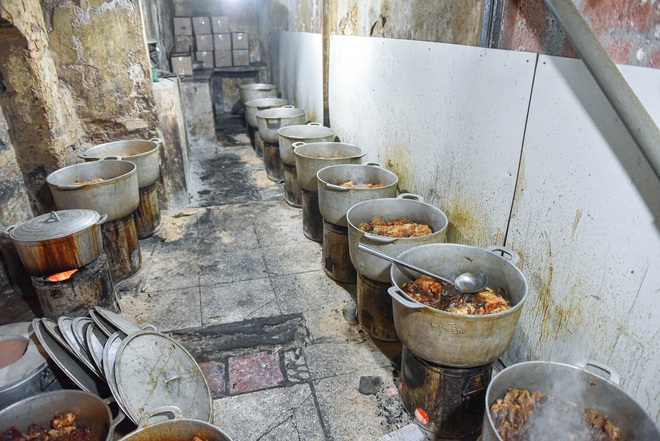 Bí mật quán cá kho phố cổ Hà Nội, bà chủ bán 200kg cá mỗi ngày - 6 Bí mật quán cá kho phố cổ Hà Nội, bà chủ bán 200kg cá mỗi ngày - 6