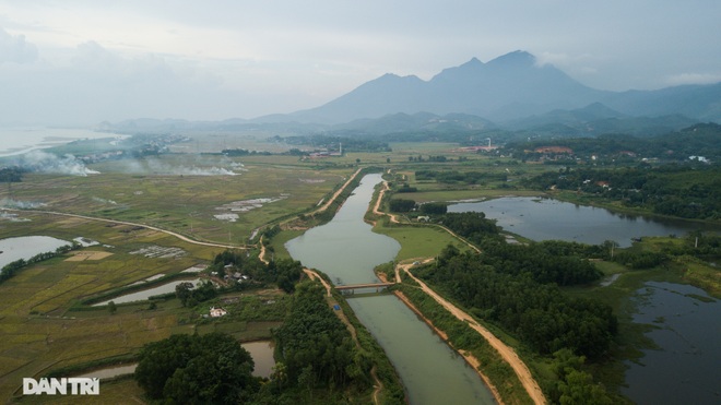 Đàn trâu nhởn nhơ rũ chất thải trên kênh dẫn vào nguồn nước sạch Hà Nội - 7 Đàn trâu nhởn nhơ rũ chất thải trên kênh dẫn vào nguồn nước sạch Hà Nội - 7