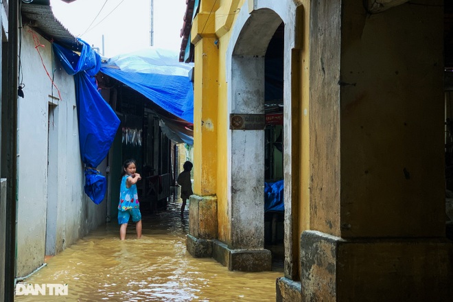 Mưa lớn lại đổ xuống các tỉnh miền Trung, phố cổ Bao Vinh lũ chồng lũ - 9 Mưa lớn lại đổ xuống các tỉnh miền Trung, phố cổ Bao Vinh lũ chồng lũ - 9