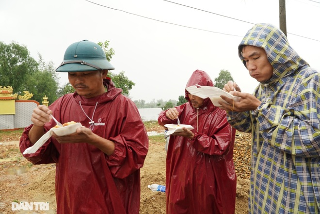 Quảng Bình: Người dân khóc ròng vì gia sản trôi theo dòng lũ dữ - 10 Quảng Bình: Người dân khóc ròng vì gia sản trôi theo dòng lũ dữ - 10