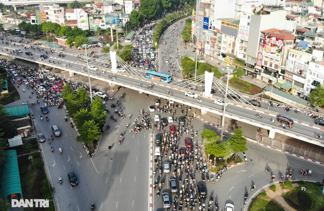Ngã tư khổ sở tắc vẫn hoàn tắc sau ngày thông xe đường trên cao - 2 Ngã tư khổ sở tắc vẫn hoàn tắc sau ngày thông xe đường trên cao - 2