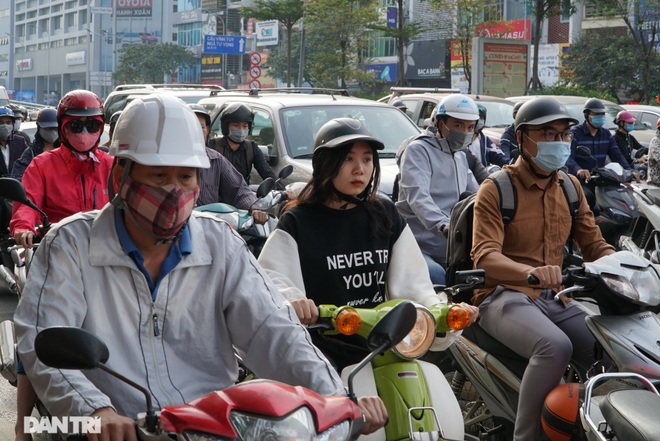 Ngã tư khổ sở tắc vẫn hoàn tắc sau ngày thông xe đường trên cao - 8 Ngã tư khổ sở tắc vẫn hoàn tắc sau ngày thông xe đường trên cao - 8